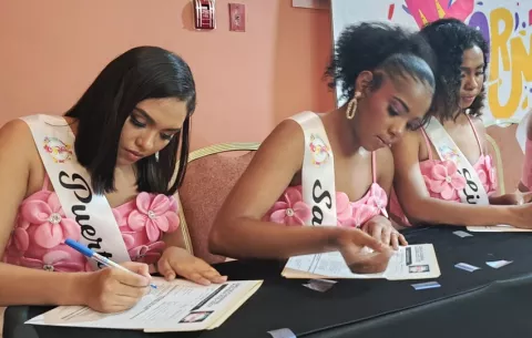 Presentan candidatas al carnaval de Colón