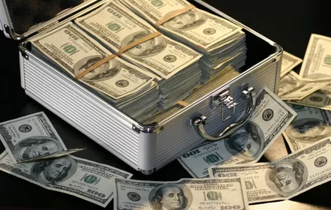 El salario esperado en noviembre por los panameños fue de $1,069, $10 más en comparación con octubre
