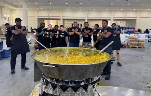 Isaac Villaverde, primer panameño en participar en una operación de  World Central Kitchen, en Jamaica