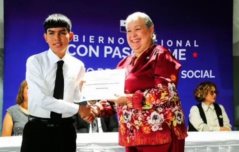 'Pensaba que estudiar no servía': hoy Álvaro se graduó con honores en el Cefodea