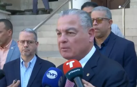 Contralor Flores responde a las acusaciones de Gaby Carrizo