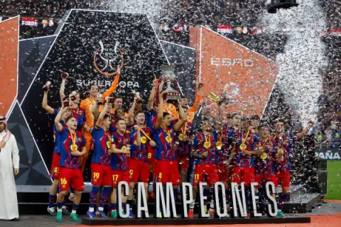 Barcelona vence al Real Madrid y levanta la Supercopa de España