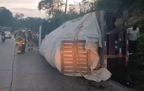 Camión cargado con cemento se vuelca cerca del estadio Rod Carew
