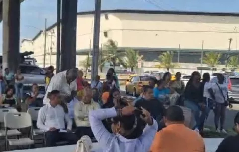 Concejales sesionan en Cuatro Altos, cerca del paso del ferrocarril en Colón