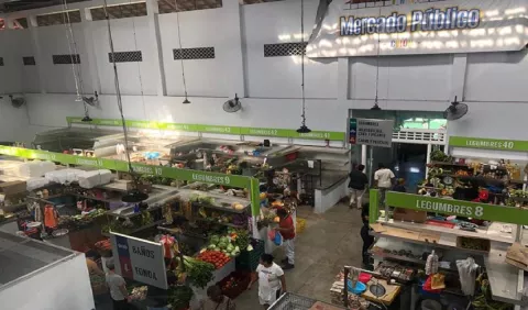 Colonenses visitan el mercado para adquirir productos para la prosperidad