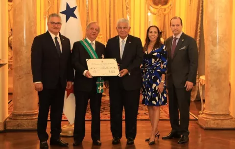  Mulino condecora a Sergio Abreu, figura clave para que Panamá entre al Mercosur