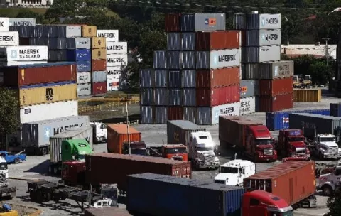 Movimiento de contenedores en los puertos de Panamá sube un 3,6 % en 2025