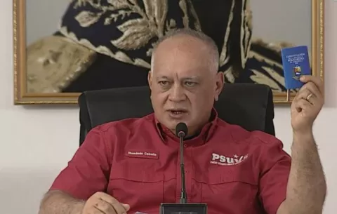 Cabello dice que eventual reapertura de embajadas con EE.UU. busca proteger a Maduro