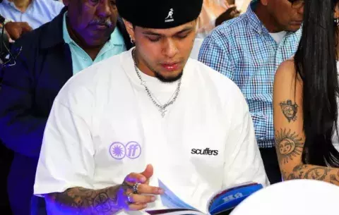 'El Tachi' participa en libro sobre salud mental, 'Háblalo'