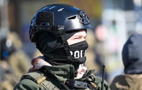 Hombre que murió en Mineápolis a manos de agentes de migración era enfermero en una UCI
