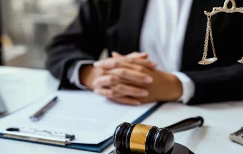 Abogado y pastor enfrentan cargos por estafa de $1.5 millones a una iglesia