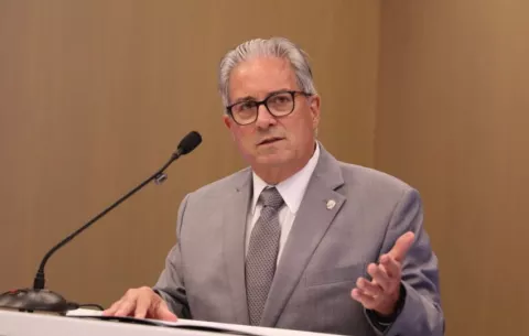 Ministro Boyd Galindo pide analizar proyecto que extiende horarios en centros de salud