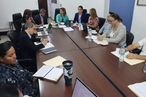 Instalan comisión para la conservación de tiburones y rayas