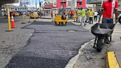 Parcheo de avenida 3 de Noviembre realiza el Ministerio de Obras Públicas