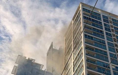 Reportan incendio en un apartamento de un edificio en avenida Balboa