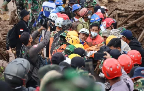 Indonesia confirma 49 muertos y busca a 15 personas una semana después de un deslizamiento