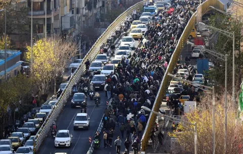 Irán incomunicado; Pahvalí incentiva a los manifestantes tras dos semanas de protestas