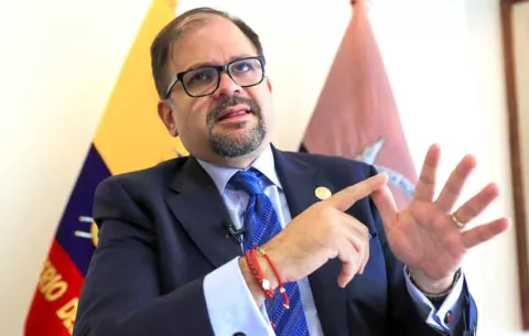 Ministro de Ecuador insiste en que Colombia "no está haciendo nada" contra el narcotráfico
