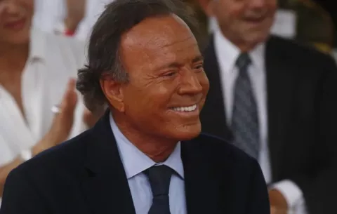 Julio Iglesias es investigado por presunta agresión sexual