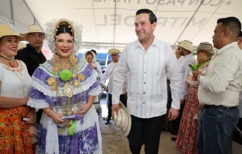 Embajador de EE.UU. Kevin Marino Cabrera participa en el Desfile de las Mil Polleras