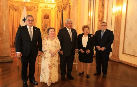 Magistrados Agurto y Villalobos toman posesión ante el presidente Mulino