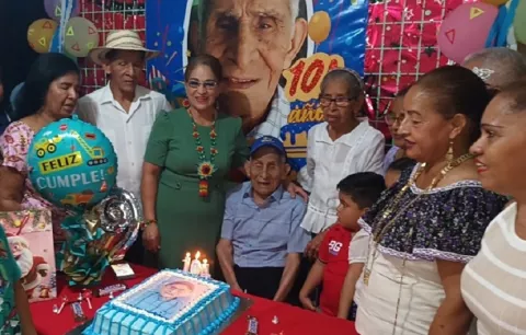 Uno de los primeros habitantes de Mariato provincia de Veraguas celebra 104 años de edad