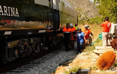 Investigan posibles 'irregularidades' en descarrilamiento de tren que dejó 14 muertos en México