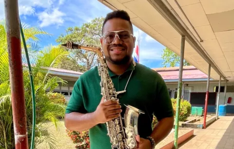 Miguel Arauz, saxofonista de Rubén Blades, inspira a jóvenes en Nicoya