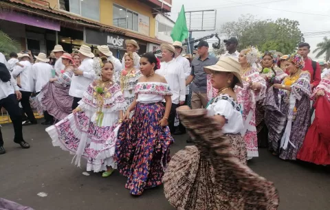 Más de 100 delegaciones participarán este sábado en el Desfile de las Mil Polleras