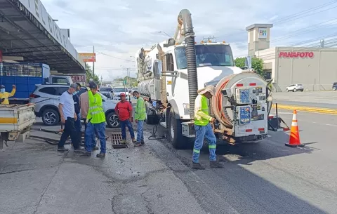 MOP ejecuta operativo de limpieza de drenajes y sistemas de aguas pluviales en Santiago