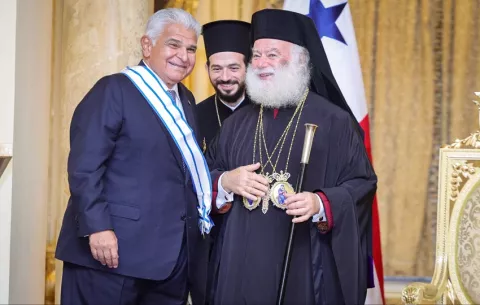 Patriarca Ortodoxo Teodoro II condecora con la Gran Cruz del Apóstol Marcos a Mulino