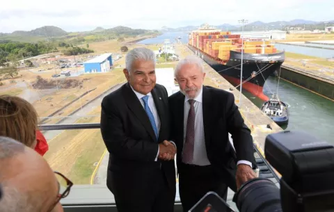 Presidentes que participan del Foro Económico visitan las nuevas esclusas del Canal