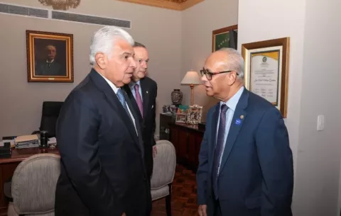 Mulino y el secretario general de la OEA analizan situación democrática del continente