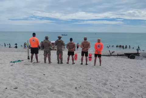 Miles de panameños acuden a playa del Pacífico el primer día del 2026