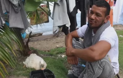 Un pato acompaña a un migrante en su regreso a Venezuela