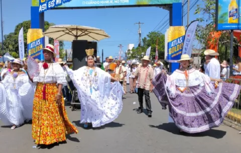 Desfile de las Mil Polleras reúne a miles de personas y dinamiza la economía nacional