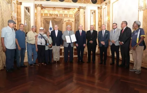 Mulino sanciona ley que paga a jubilados intereses por décimos retenidos de 1972 a 1983