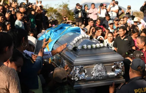 Guatemala despide a varios policías asesinados: 'Este dolor no se lo recomiendo a nadie'