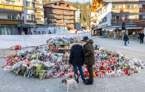 Suiza rendirá homenaje al más alto nivel a víctimas de incendio de un bar en pueblo alpino