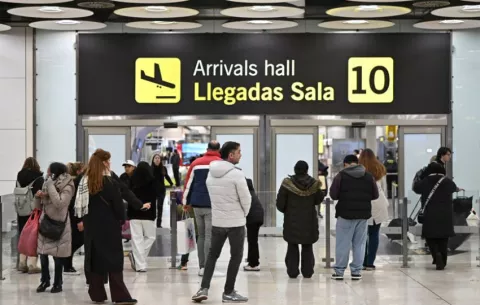 Comisión Europea endurece su política de visados y la vincula a cooperación en retornos