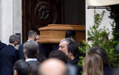 Valentino recibe último adiós en Roma con capilla ardiente