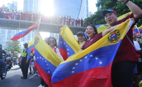 Tras captura de Maduro, venezolanos se dan un abrazo de alegría en Panamá 