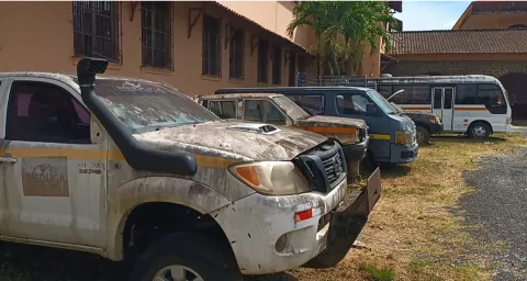Chatarra en la Escuela Normal de Santiago es un riesgo sanitario