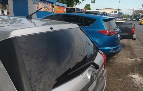 Falta de estacionamientos públicos se agrava en la ciudad de Santiago