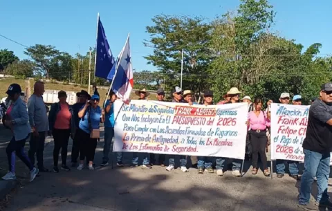 Policías jubilados protestan en Divisa por incumplimiento en pago de prima de antigüedad