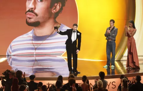 Bad Bunny hace historia en los Grammy en una gala con criticas al ICE