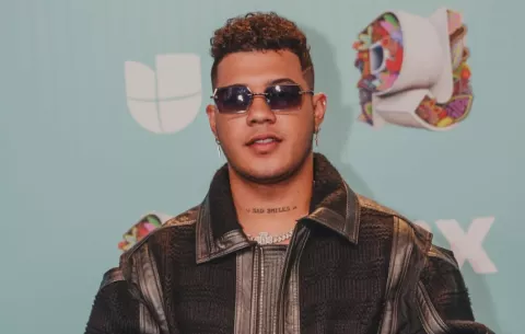 'Boza' renueva contrato con Sony Music Centroamérica