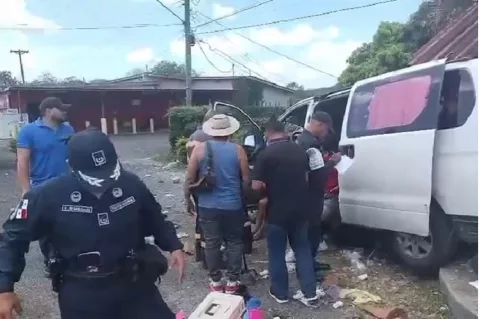 Violento accidente en San Carlos: busito se estrella contra parada de autobuses