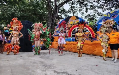 Princesas y comparsas brillan en el emblemático desfile de balsas en río Zaratí