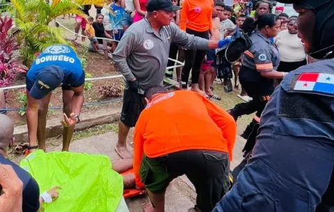 Dos jóvenes se salvan de ser arrastrados por la corriente en Playa La Angosta 